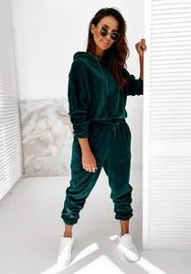 Vista a figura intera della tuta casual in velluto verde smeraldo con cappuccio