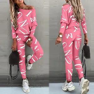 Roze tweedelig dames trainingspak met letterprint en nauwsluitende legging outfit