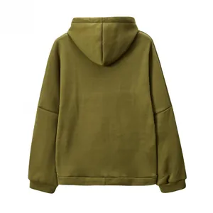 Πίσω όψη ενός κλασικού λαδί oversized hoodie με άνετη σχεδίαση πεσμένου ώμου.