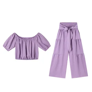 Vue détaillée de l'ensemble deux pièces violet pour femme avec haut à épaules nues