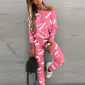 Roze tweedelige casual dames-set met witte letterprint en een comfortabele broek