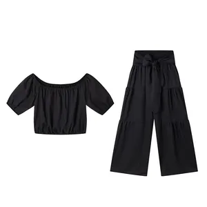 Vue de face de l'ensemble deux pièces avec haut court et pantalon large à étages