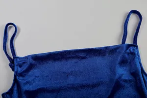 Detailansicht des Ausschnitts und der Träger eines luxuriösen blauen Samt-Camisole-Kleids.