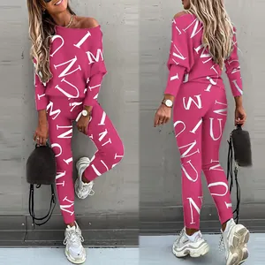 Roze tweedelige casual set voor dames met letterprint en off-shoulder top