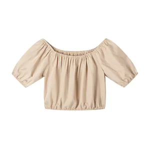 Haut court beige à épaules dénudées avec manches bouffantes élastiques et ourlet plissé