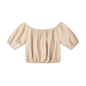 Vue détaillée d'un haut court beige à épaules dénudées et manches bouffantes en tissu