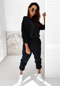 Dettaglio della tuta in velluto blu navy con cappuccio e pantaloni con coulisse