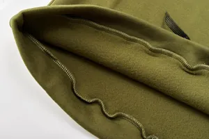Λεπτομέρεια της λαδί φλις επένδυσης και του ριμπ τελειώματος σε αυτό το ποιοτικό φούτερ