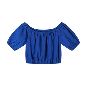 Vue frontale d'un haut court bleu roi à épaules dénudées avec des manches bouffantes.