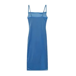 Detail der Rückansicht eines leuchtend blauen, schmal geschnittenen Camisole-Kleids