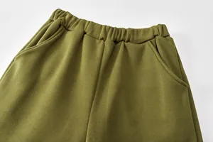 Λεπτομέρεια από λαδί παντελόνι φόρμας με ελαστική μέση και μεγάλες πλευρικές τσέπες