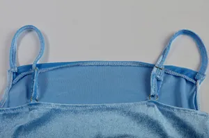 Nahaufnahme der verstellbaren Trägerdetails des blauen Samt-Camisole-Kleides.