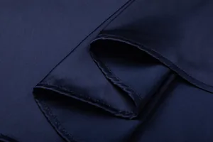 Μακροφωτογραφία της κομψής σατέν υφής σε navy μπλε και των ραφών του στριφώματος.