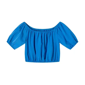 Vue détaillée d'un crop top bleu à épaules dénudées et manches bouffantes.