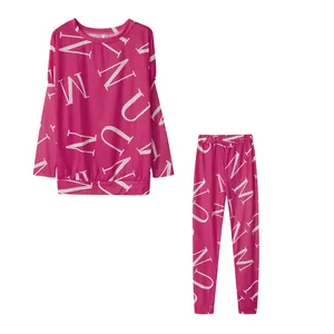 Detailweergave van de magenta loungewear set met een witte all-over letterprint