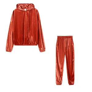 Dettagli in velluto rosso ruggine sul set felpa con cappuccio e pantaloni da donna