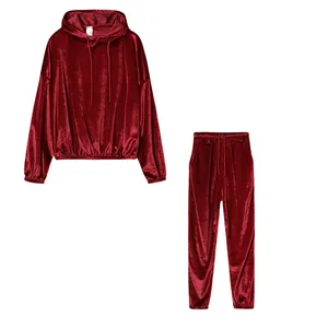 Vista frontale di un set a due pezzi in velluto rosso bordeaux con felpa con cappuccio.