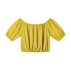Vue détaillée du haut court jaune moutarde à manches bouffantes et ourlet élastiqué