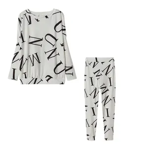 Witte tweedelige casual set voor dames met opvallende zwarte letterprints en lange mouwen