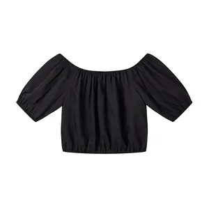 Détail d'un élégant haut court noir à épaules dénudées et manches bouffantes