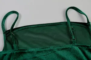 Nahaufnahme der verstellbaren Träger und des smaragdgrünen Samtstoffs an dem Kleid