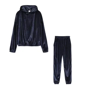Vista dettagliata della tuta in velluto blu navy composta da felpa con cappuccio e joggers