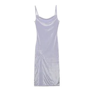 Detailansicht eines metallischen lila Trägerkleides mit einem sexy Seitenschlitz
