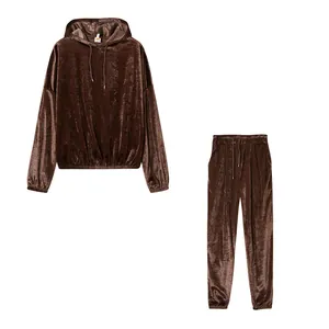 Vista dettagliata del set casual da donna in velluto dorato marrone con due pezzi.