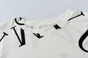 Detailopname van de halslijn van een vrijetijdsset voor dames met grote letteropdruk.