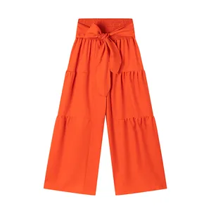 Vue détaillée d'un pantalon large orange à taille haute avec ceinture à nœud
