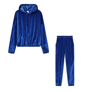 Dettaglio della tuta in velluto blu reale da donna con felpa con cappuccio e pantaloni coordinati
