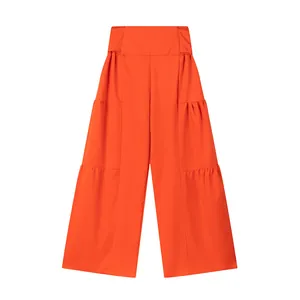 Vue de face d'un pantalon large orange à taille haute avec des détails de volants sur