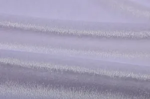 Makrodetail des weichen lavendellila Kleiderstoffs mit Textur und dezentem Glanz