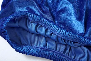 Dettaglio ravvicinato dell'elastico in vita su un completo casual in velluto blu