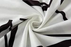 Detailopname van zachte witte stof met gedurfde zwarte letterprints voor casual.