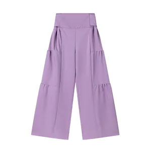 Détail d'un pantalon violet à jambes larges avec taille haute et tissu drapé