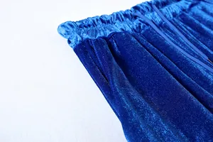 Dettaglio ravvicinato della vita dei pantaloni in velluto blu con cordino regolabile.