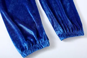 Dettaglio dei polsini elastici sui pantaloni da casa in velluto blu brillante