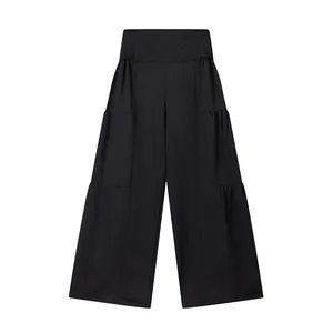 Vue de face d'un pantalon noir à taille haute et jambes larges avec détails étagés