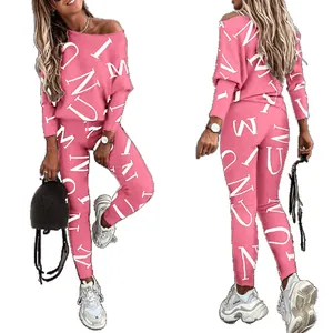 Roze tweedelige vrijetijdsset voor dames met witte letterprint, lange mouwen en broek