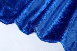Dettaglio ravvicinato della trama del lussuoso tessuto in velluto blu reale lucido