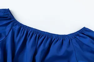 Gros plan sur le détail de l'encolure élastiquée d'un haut bleu roi décontracté