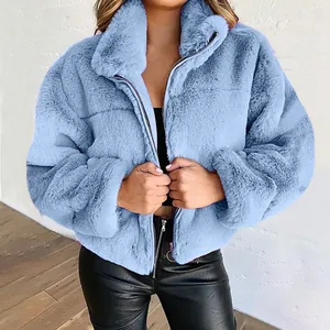 Detailansicht einer weichen hellblauen Kunstpelzjacke mit Frontreißverschluss