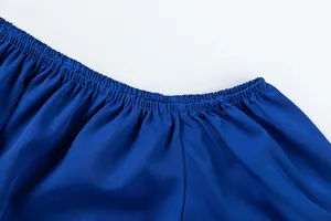 Vue détaillée de la taille élastiquée d'un pantalon large bleu roi avec coutures.