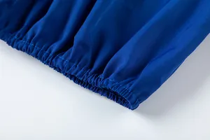 Vue macro détaillée du poignet élastique et des coutures du tissu bleu de qualité.