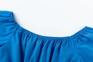 Détail de l'encolure élastique froncée sur un haut décontracté bleu pour femmes