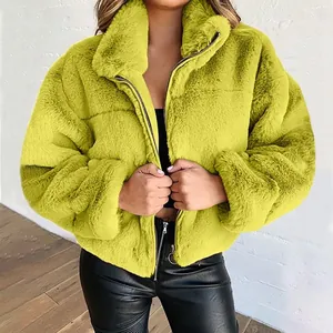 Nahaufnahme zeigt Textur und Reißverschluss dieser limonengelben Kunstpelzjacke