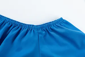 Vue détaillée de la taille haute élastiquée de ce pantalon large bleu pour femmes