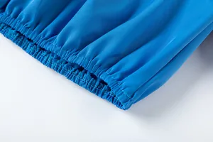 Détail d'un revers bleu élastique avec des coutures soignées sur un pantalon de loisir
