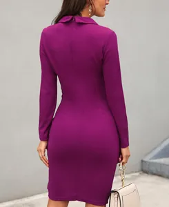 Détail de vue arrière d'une robe professionnelle ajustée magenta avec col à revers.
